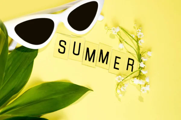 Layout Verão Flores Folhas Óculos Texto Com Inscrição Verão Fundo — Fotografia de Stock