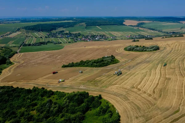 Die Erntemaschine Sammelt Goldene Reife Ähren Ein Landmaschinen Der Sommer — Stockfoto