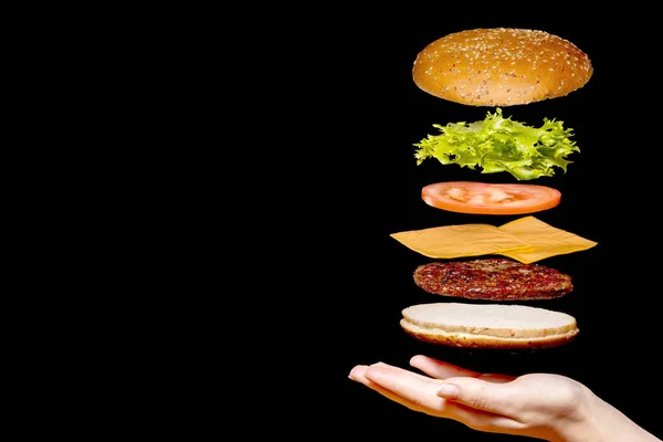 Fliegende Zutaten Burger Oder Cheeseburger Auf Einem Kleinen Hölzernen Schneidebrett — Stockfoto