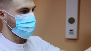 Mikroskopla araştırma yapan genç bir bilim adamı. Mikroskopla çalışmak