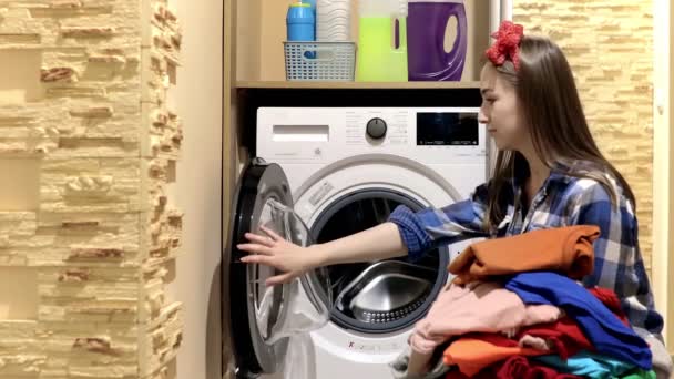 Belle Jeune Femme Vêtements Maison Assise Devant Une Machine Laver — Video