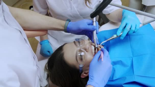 Dentista mirando a través de un microscopio en los dientes de los pacientes. Odontología progresiva moderna. — Vídeos de Stock