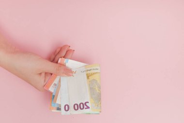 Euro, pembe arka plandaki kadınların ellerine para yatırıyor..