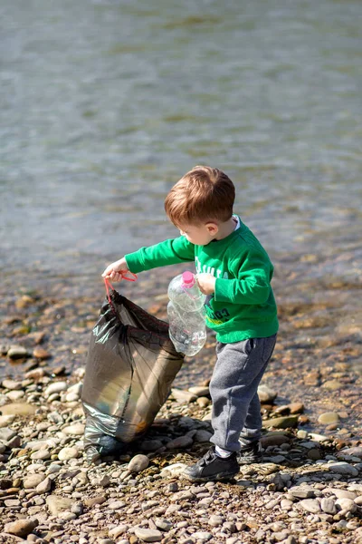 Kleiner Junge Sammelt Müll Und Plastikflaschen Müll Fluss Umweltschutzkonzept Retten — Stockfoto