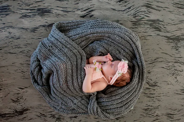 灰色の木製の背景に新生児の少女を眠る 新生児のためのジャガイモ 誕生から20日 美しい7日間の新生児の少女の肖像画 — ストック写真