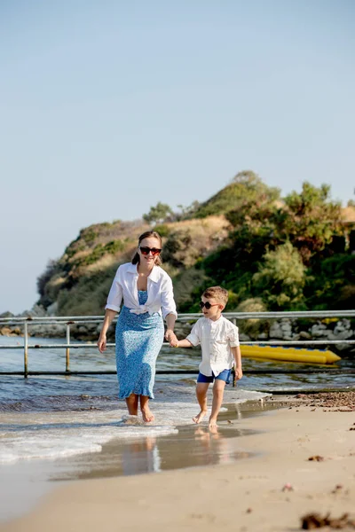 Lycklig Ung Mor Med Son Solig Dag Springande Vid Havet — Stockfoto