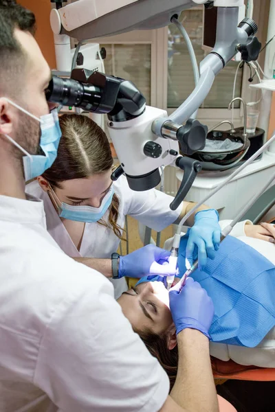 Dentista Che Guarda Attraverso Microscopio Denti Del Paziente Moderna Odontoiatria — Foto Stock
