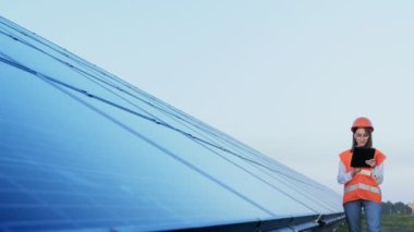 Güneş Panelleri Elektrik Çiftliği, Photovoltaic Hücre Parkı, Yeşil Enerji Konsepti 'nde çalışan Müfettiş Mühendis Kadın Tutucu Dijital Tablet.