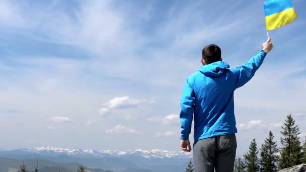 Hombre Patriota Ondeando Bandera Ucraniana Cima Cima Montaña Celebrando Victoria — Vídeos de Stock