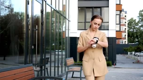 Důvěryhodná Obchodnice Která Chodí Městě Telefonuje Bezdrátovými Sluchátky Chytrými Hodinkami — Stock video