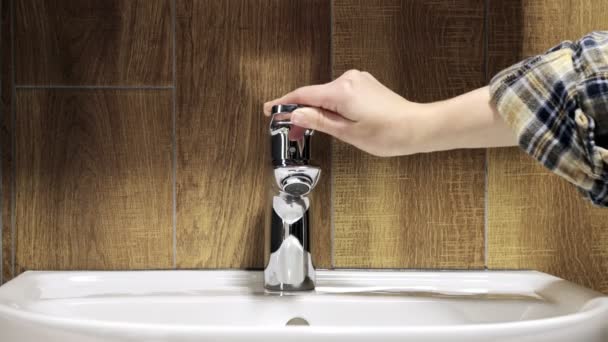 Mão Uma Mulher Lentamente Liga Água Torneira Banheiro Fluxos Água — Vídeo de Stock