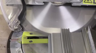 Kurulmadan önce dairesel testerenin süpürgeliğini kesen işçiler.