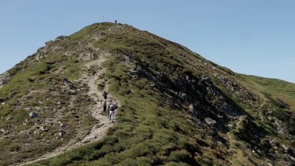 Turyści Plecakami Wspinają Się Szczyt Góry Idź Szczyt Górski Krajobraz — Wideo stockowe