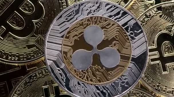 Ripple Xrp Coin Auf Bitcoins Hintergrund Kryptowährung Investitionskonzept — Stockvideo