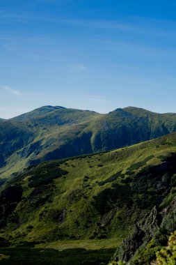 Dağ sırasının inanılmaz manzarası. Dağ manzarası.