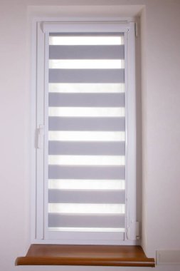 Pencere ikilisi gece gündüz çalışıyor. Kapatın perdeleri.