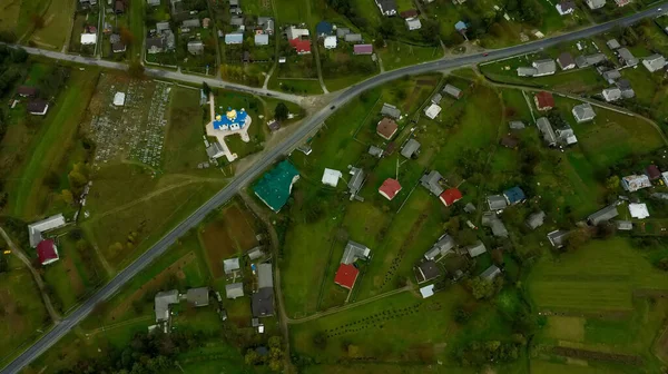 从高处俯瞰全村风景 俯瞰绿地和房屋 — 图库照片