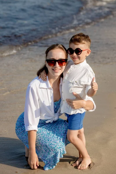 Lycklig Ung Mor Med Son Solig Dag Nära Havet Vila — Stockfoto