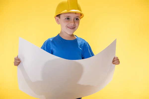 Niño Pequeño Sosteniendo Proyecto Plan Sus Manos Sueña Con Convertirse — Foto de Stock