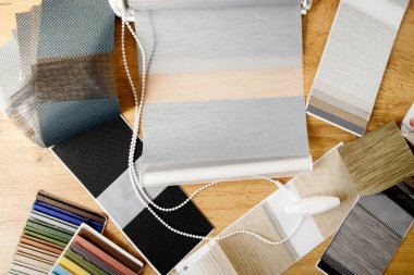 Kumaş perdeleri için kumaş seçimi için katalog şeklinde farklı doku ve renk örnekleri. Gece gündüz kör örnekleri.