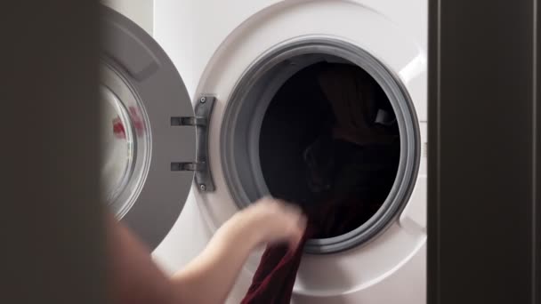 Молода Жінка Домашньому Одязі Сидить Перед Пральною Машиною Завантажує Пральну — стокове відео
