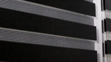 Pencere ikilisi gece gündüz çalışıyor. Kapatın perdeleri.