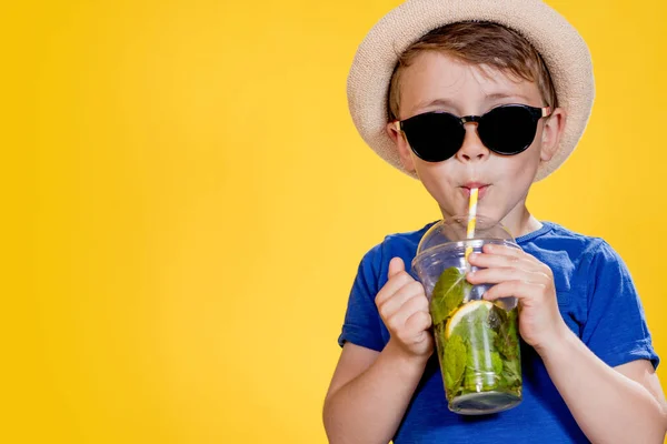 Cute Boy Drink Mojito Cocktail Από Πλαστικό Κύπελλο Πάνω Από — Φωτογραφία Αρχείου