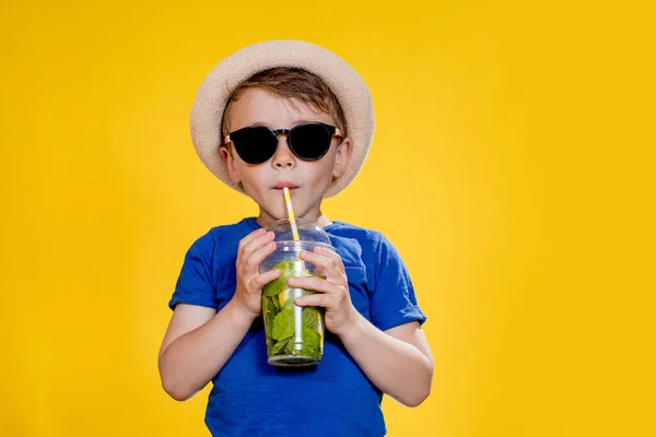 Cute Boy Drink Mojito Cocktail Από Πλαστικό Κύπελλο Πάνω Από — Φωτογραφία Αρχείου