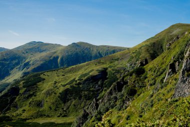 Dağ sırasının inanılmaz manzarası. Dağ manzarası.