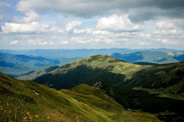 Dağ sırasının inanılmaz manzarası. Dağ manzarası.