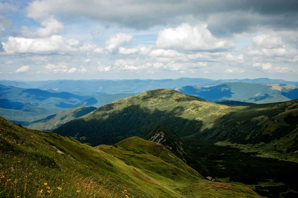 Dağ sırasının inanılmaz manzarası. Dağ manzarası.