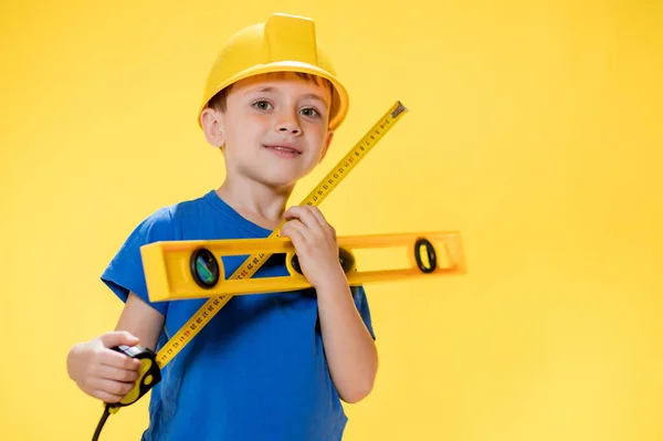 Pré Escolar Tem Nível Construção Suas Mãos Sonhos Tornar Construtor — Fotografia de Stock
