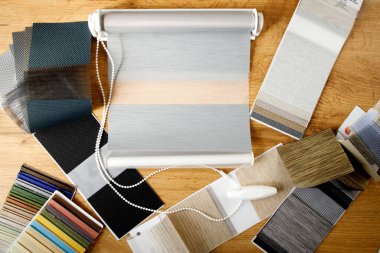 Kumaş perdeleri için kumaş seçimi için katalog şeklinde farklı doku ve renk örnekleri. Gece gündüz kör örnekleri.
