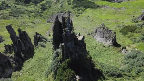 Widok Powietrza Skalisty Szczyt Góry Spitz Karpatach Krajobraz Letnich Gór — Wideo stockowe