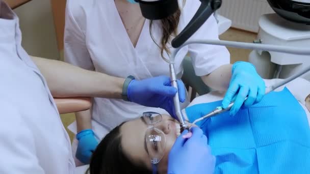Dentist Tratează Dinții Unei Femei Folosind Baraj Cafea Echipament Dentar — Videoclip de stoc