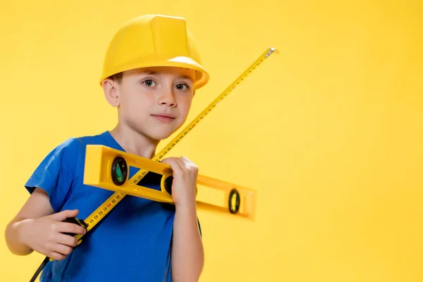 Pré Escolar Capacete Com Nível Construção Desempenha Construtor — Fotografia de Stock