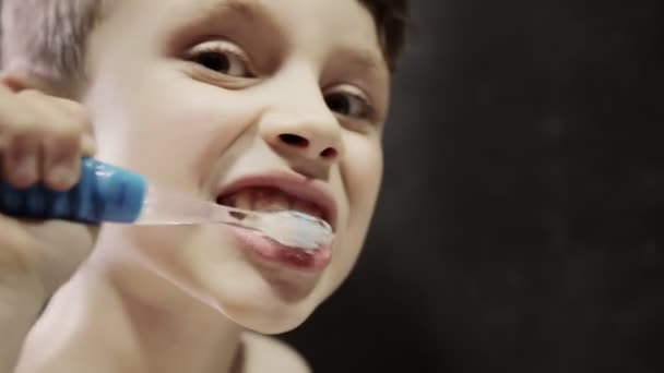 Rapaz Giro Escovar Dentes Com Uma Escova Dentes Limpeza Dos — Vídeo de Stock