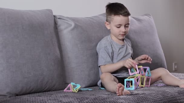 Ένα Μικρό Αγόρι Που Παίζει Μαγνητικό Κατασκευαστή Ανάπτυξη Δημιουργικότητας Μαγνητικός — Αρχείο Βίντεο