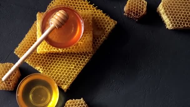Miel goteando, vertiendo de una cuchara de madera. Miel dorada fresca líquida. Petos de miel. Miel orgánica saludable — Vídeos de Stock
