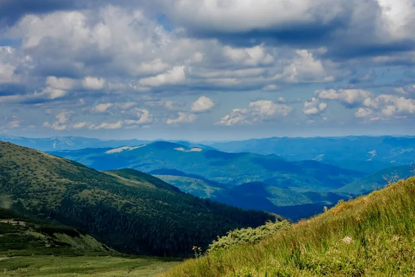 Mavi gökyüzü ve dağ manzarası. Sahne sabahın erken saatleri. Dağ doğal manzarası.