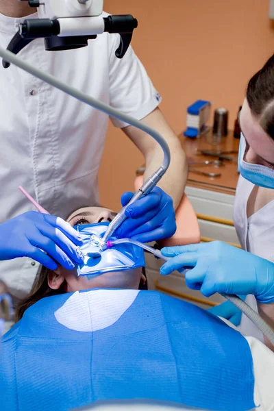 Dentista Tratta Denti Una Donna Usando Una Bara Apparecchiature Dentali — Foto Stock