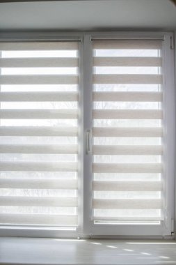 Pencere ikilisi gece gündüz çalışıyor. Kapatın perdeleri.