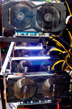 Modern madencilik donanımının detaylarını gpu ile kapatın, bitcoin dijital para oluşturmak için kullanılan grafik kartları. Hayranları olan elektronik cihazlar. Kripto para birimi madencileri