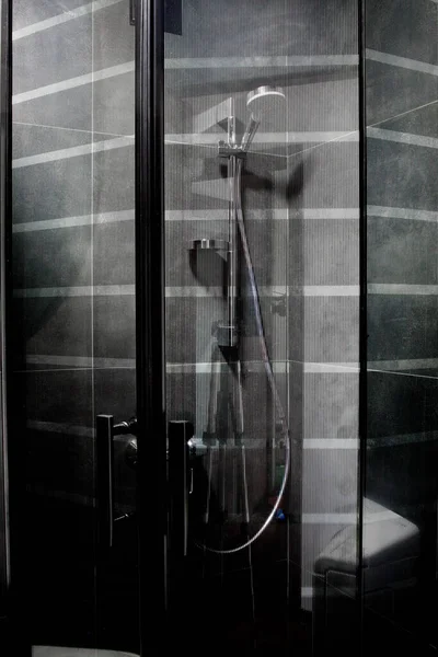 Minimalist Lüks Duş Koyu Gri Fayanslarla Süslenmiş Yağmur Başlıklı — Stok fotoğraf