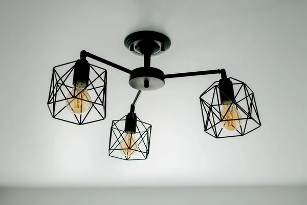 Geometrisk Lampa Hänger Ett Vitt Tak Modern Minimalistisk Lampa Som — Stockfoto