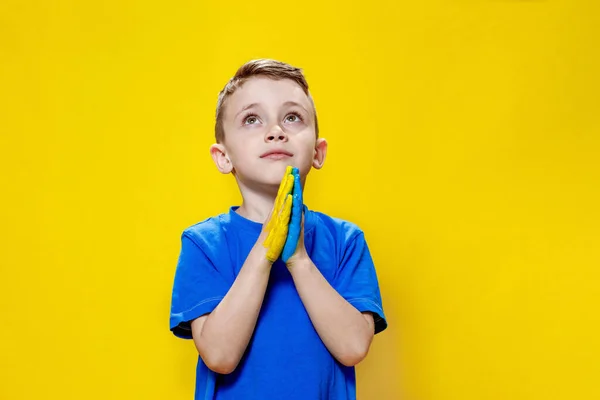 Ukrainian Boy Prays Ukraine Children War Boy Blue Shirt Yellow — Fotografia de Stock