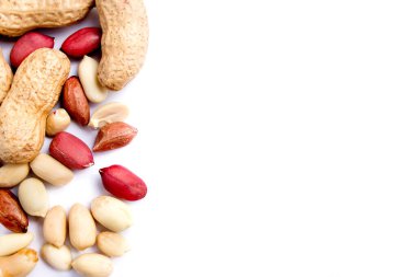 Soyulmuş fıstık ve fıstık kabuğu beyaz arka planda izole edilmiş.