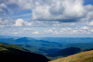 Mavi gökyüzü ve dağ manzarası. Sahne sabahın erken saatleri. Dağ doğal manzarası.