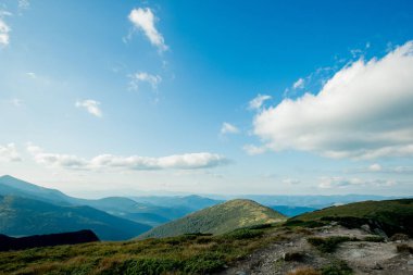 Dağ sırasının inanılmaz manzarası. Dağ manzarası