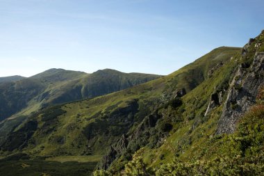 Dağ sırasının inanılmaz manzarası. Dağ manzarası.